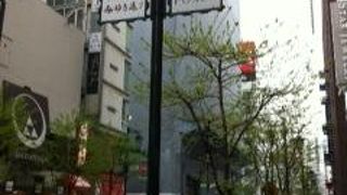 こちらの通りもお店がたくさん