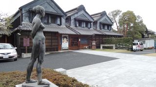 見事な梁がある美術館