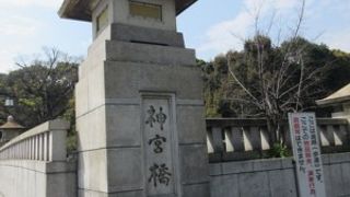 石燈籠が橋のたもとにある明治神宮につながる橋