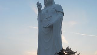 巨大な大仏があります