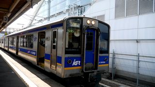 立派な地上設備とロングシートの二両編成が不釣り合い