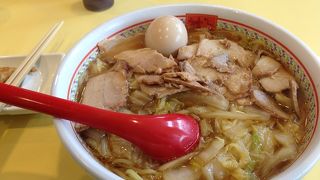 阪奈道路と中央環状線の交差点にある大型店