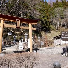 天台寺入り口　右が資料館