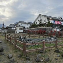 奥の建物は営業している道の駅で、すぐ横に被災家屋があるのです