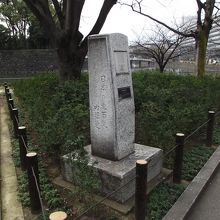 後方が平川橋方向です