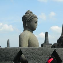 壊れ露わになった仏像。