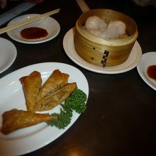 通常メニューから春巻と海老点心
