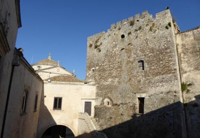 チェーリエ・メッサーピカ城（ドゥカーレ城）は要塞風♪