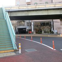 歩道橋をくぐり右にホテル