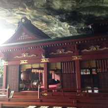 なんと岬の岩のなかに神社が