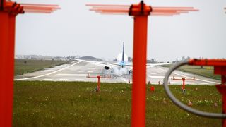 泳ぎ疲れたら滑走路エンドへ