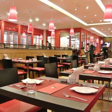 赤を基調とした店内