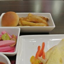 つけあわせはポテト、ピクルス、パン