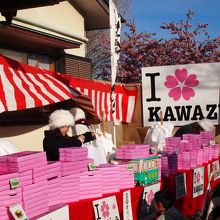 桜饅頭も色々な会社が販売してます