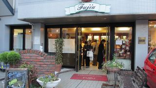 たくさんのお菓子にかこまれてわくわくするお店