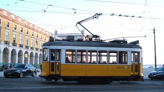 ２８番の路面電車には気を付けて。