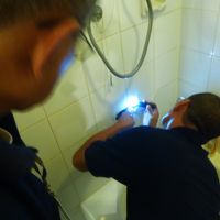 下の部屋に水漏れということで実態調査するも原因不明。