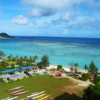 目の前はホテル隣接の公園と海。