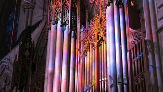 内陣は色彩のシンフォニー