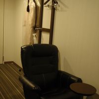 バスローブとオットマン付きの椅子。小テーブルも便利。