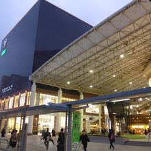 鹿児島中央駅入口と新たにアミュプラザに出店した東急ハンズ