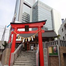 高層ビルを従えています