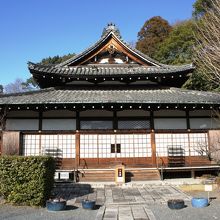 姿映して名残を惜しんだ池も