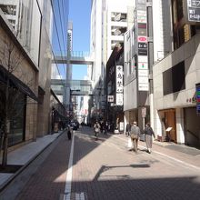 裏通りだけど高級店並んでます