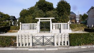 京都の住宅街に天皇の墓