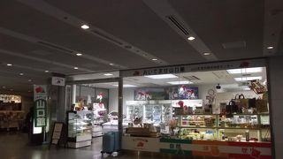 静かな雰囲気の山口県の情報館です