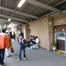 駅舎の壁は、竹材で覆われていた。水戸岡氏のプロデュースです。