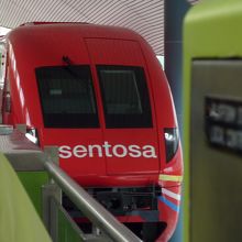 こじんまりしたモノレールです。赤以外にも虹の七色があります