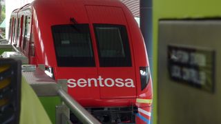 セントーサ島に渡るカラフルなモノレール