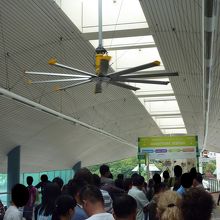 駅のホームは吹き抜けで大きな扇風機が回っています