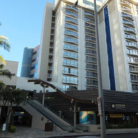 スーツケーはエスカレータ脇のタウンターで受け取ってくれます。