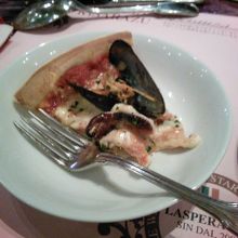 ムール貝とエビのピザ