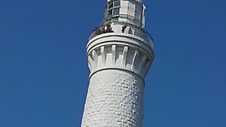 いいお天気で青い空に白い灯台が映える