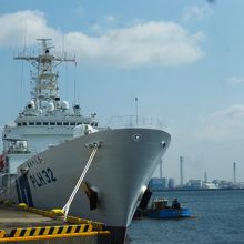 資料館横の岸壁に停泊の「あきつしま」