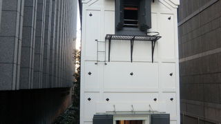 近代的なビルの狭間にある蔵！