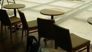 陽射しがたっぷり入るカフェは気持ちがいいですね。