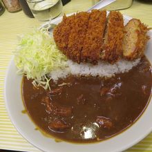 メンチカツカレー。ちょっと重く割高感があります。