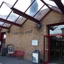 列車駅の目の前から、ケーブルカーに乗って、街まで!