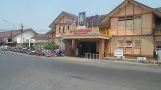 すぐ近くに市場がある