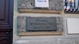 旧市街の南西にあるサスキ公園に隣接している大劇場で、この劇場の向かいにある建物で、ショパンのピアノのミニコンサートを聴きました。