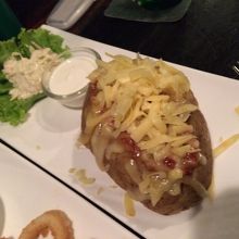 そしてこのベイクドポテト、チリコンカーンソースが絶品でした　