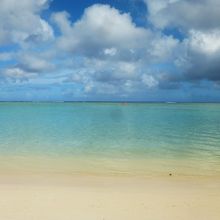 遠浅で静かな海のゆらぎがタモン湾いっぱいに。