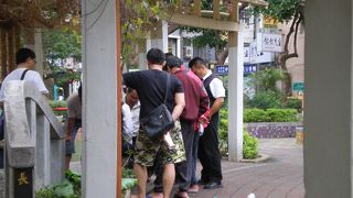 おじさんも集ってます。