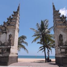 せっかくなので日中の景色もup。バリ建築の割れ門が素敵。