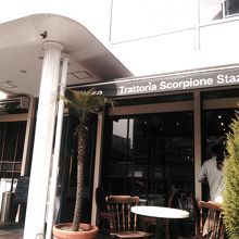 スコルピオーネ・スタツィオーネ、有楽町駅前です