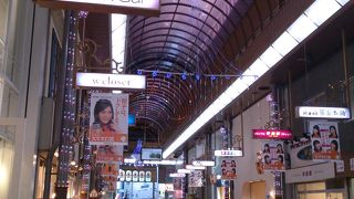 長い商店街です。